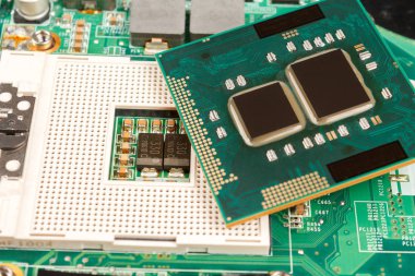 Bilgisayar işlemcisi anakart arka planında yakın plan, merkezi işlem ünitesinin soketi, ana kart ile Cpu bağlantısı, işlemci çipinin yapısı, çok çekirdekli ve çoklu iplik