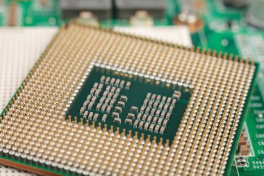 Bilgisayar işlemcisi anakart arka planında yakın plan, merkezi işlem ünitesinin soketi, ana kart ile Cpu bağlantısı, işlemci çipinin yapısı, çok çekirdekli ve çoklu iplik