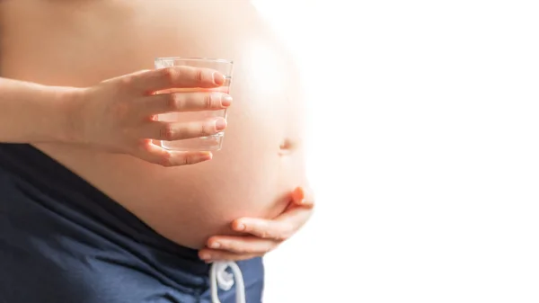Zwanger Meisje Met Een Glas Water Achtergrond Van Een Zwangere — Stockfoto