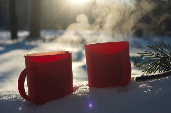 Red Mugs Hot Drink Soar Cold Mugs Snow Sunny Frosty — Stock Photo, Image