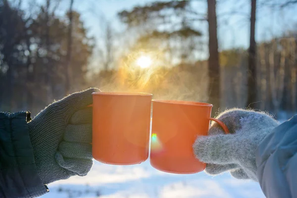 Tassen Mit Einem Heißen Getränk Kaffee Oder Tee Den Händen — Stockfoto