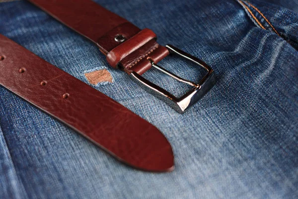 Cintura Pantaloni Uomo Pelle Sullo Sfondo Denim Armadio Uomo Jeans — Foto Stock