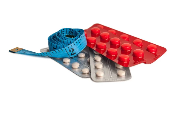 錠剤と測定テープで結合されたブリスター 減量のための薬を服用し 図を維持する概念 体重減少のためのサプリメントの害 白い背景に隔離された — ストック写真