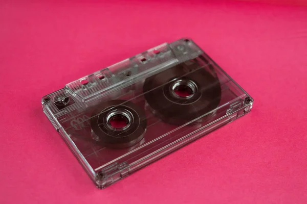 ピンクの背景 音楽の背景 音楽愛好家のヴィンテージ古い映画音楽カセット — ストック写真
