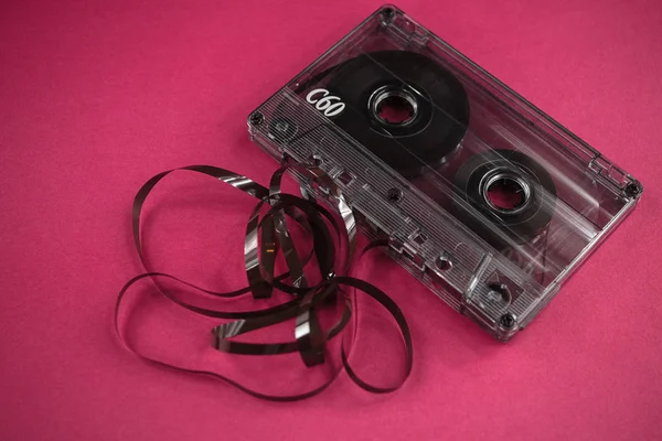 ピンクの背景にヴィンテージの古い映画音楽カセット Bgm 音楽愛好家 — ストック写真
