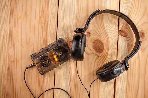 Casete Música Película Antigua Vintage Con Auriculares Sobre Fondo Madera —  Fotos de Stock