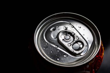 Alüminyum soda ve bira kutusu. Su damlacıkları koyu arka planda, metal kutuda ve geri dönüşümlü ürünlerde izole edilmiş.