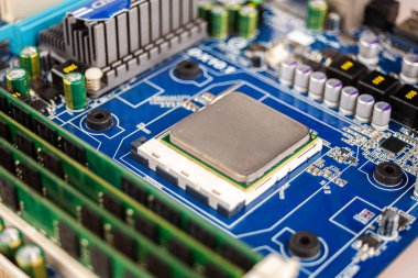 Bilgisayar işlemcisi anakart arka planına yakın çekim, merkezi işlem ünitesinin soketi, ana kart ile Cpu bağlantısı