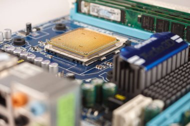 Bilgisayar işlemcisi anakart arka planına yakın çekim, merkezi işlem ünitesinin soketi, ana kart ile Cpu bağlantısı