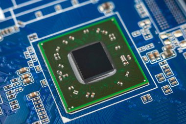 Bir bilgisayarda bir sürü elektrik elemanı olan bir çip, bir Cpu, bir Gpu, bir elektronik cihazda bir mikroçip, çok çekirdekli çoklu işlemci kristali, yakın çekim, makro