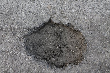 su dolu yolda büyük çukur, kötü kırık yollar kavramı, bakım ve yol yüzeyinin onarımı