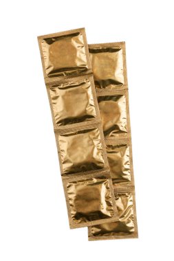 Beyaz arka planda izole edilmiş ambalaj kondomları, doğum kontrol kavramı ve cinsel yolla bulaşan hastalıkların önlenmesi, HIV AIDS ve hepatiti durdurma