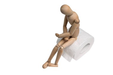 Bir rulo tuvalet kağıdının üzerinde oturmuş midesini tutan, ishal, karın ağrısı, gıda zehirlenmesi, bağırsak enfeksiyonu...