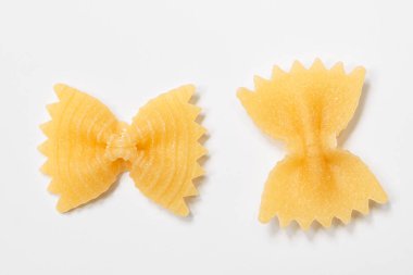 buğday tarhundan makarna, fiyonk, hazırlıksız, el yapımı çiğ makarna izole edilmiş beyaz zemin