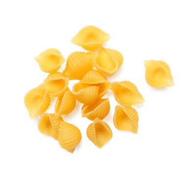 makarna ham conchiglie rigate kabukları kare buğday el yapımı beyaz zemin üzerinde izole