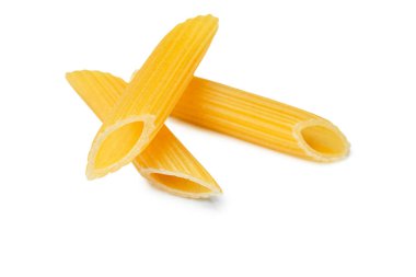 buğday buğdaylı makarna fusilli, cavatappi, hazırlıksız, el yapımı ve beyaz arka planda izole edilmiş makarna.