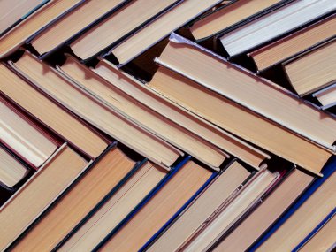 Kitaplıktaki kitaplar, okuma ve yayınlama kavramı.