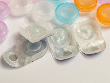 Yumuşak kontak lensler için konteynırlar, çok renkli, plastik, temizlik ve depolama için, kapat