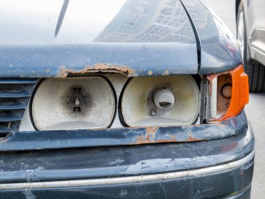 Kırık araba farları, yakın çekim, kırık lamba.