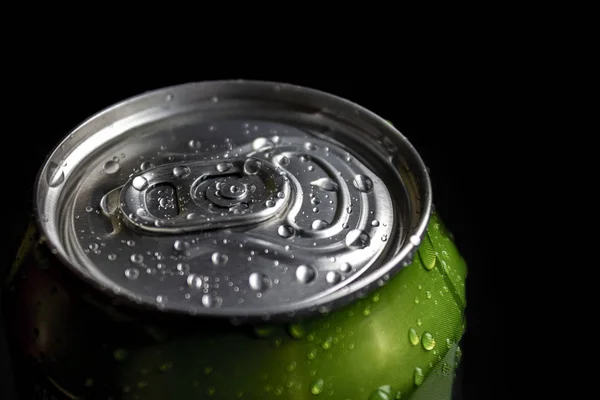 Hliníková Soda Plechovka Piva Kapkami Vody Izolovanými Tmavém Pozadí Plechovka — Stock fotografie