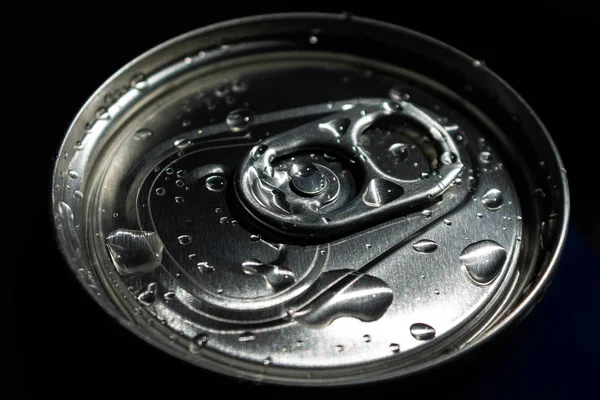 Aluminium Blikje Frisdrank Bierblikje Met Waterdruppels Geïsoleerd Donkere Achtergrond Metalen — Stockfoto