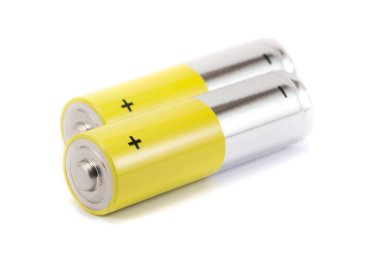 Alkali piller ve sarı metal piller. Beyaz arka planda izole edilmiş, karbon çinko piller, şarj edilebilir piller, model piller.