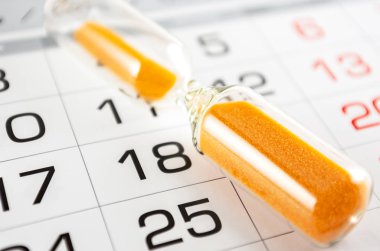 Ay sonu, ay sonu, süre bitimi, raporlar, çalışmaların tamamlanması ve dağıtımı için takvimin arkaplanındaki kum saati