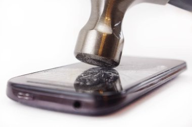 Beyaz arka planda izole edilmiş çekiçli bozuk telefon, kaza telefonu, kırık