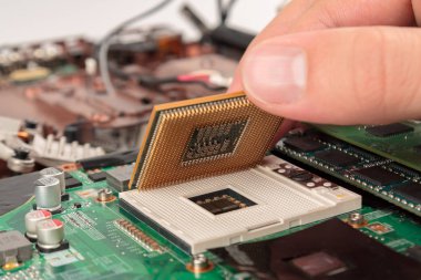 Bilgisayar işlemcisi anakart arka planında yakın plan, merkezi işlem ünitesinin soketi, ana kart ile Cpu bağlantısı, işlemci çipinin yapısı, çok çekirdekli ve çoklu iplik