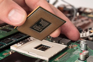 Bilgisayar Cpu, ana kartın arka planında yakın plan, merkezi işlem ünitesinin soketi, ana kart ile işlemcinin bağlantısı, işlemci çipinin yapısı, çoklu çekirdek ve çoklu iplik