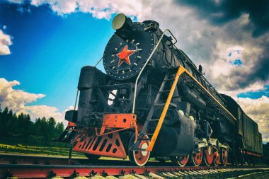 Raylarda klasik buhar treni, yakın çekim, retro araç, buhar makinesi, tonlama.