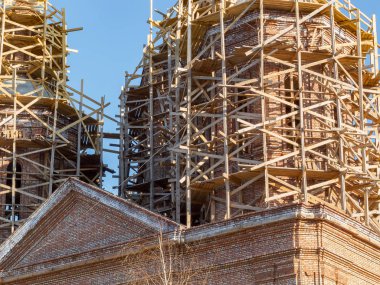 Binanın ön cephesini onarmak için bina iskelesi kuruldu.