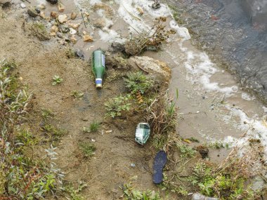 Nehir kıyısındaki çöpler, insan suyu kirliliği, terk edilmiş çöpler, çevre koruma