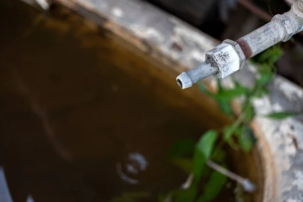 Viejo Grifo Agua Oxidada Con Caída Gota Agua Concepto Escasez — Foto de Stock