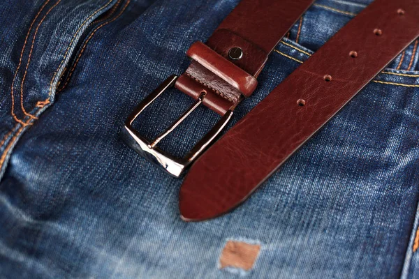 Cintura Pantaloni Uomo Pelle Sullo Sfondo Denim Armadio Uomo Jeans — Foto Stock