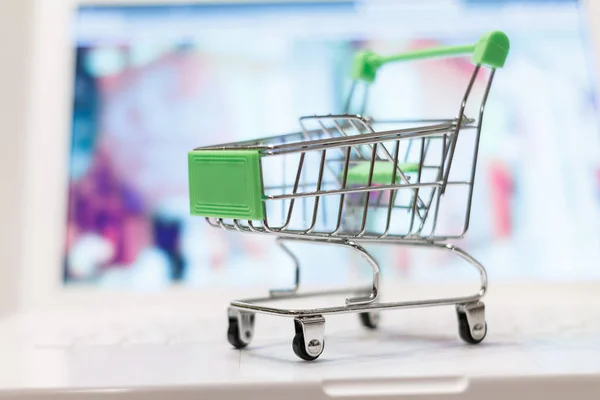 Supermarket Shopping Cart Laptop Background Close Makro Koncepcja Zakupów Online — Zdjęcie stockowe