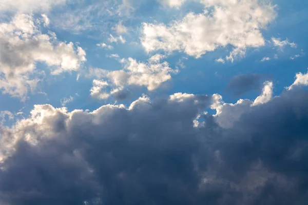 Nap Süt Felhőkön Szemben Kék Könnyű Felhők Égen — Stock Fotó