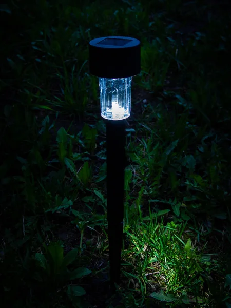 太阳能花园的手电筒在夜间发光 手电筒在黑暗中发光 — 图库照片