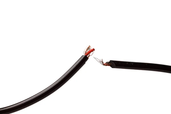 Bruten Elektrisk Kabel Med Utstickande Trådar Och Kontakter Isolerade Vit — Stockfoto