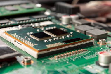 Bilgisayar işlemcisi anakart arka planında yakın plan, merkezi işlem ünitesinin soketi, ana kart ile Cpu bağlantısı, işlemci çipinin yapısı, çok çekirdekli ve çoklu iplik