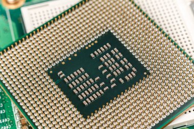 Bilgisayar işlemcisi anakart arka planında yakın plan, merkezi işlem ünitesinin soketi, ana kart ile Cpu bağlantısı, işlemci çipinin yapısı, çok çekirdekli ve çoklu iplik