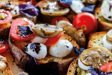 mozzarella kiraz domatesli bruschetta fesleğen, mantarlı bruschetta, İtalyan yemeği.