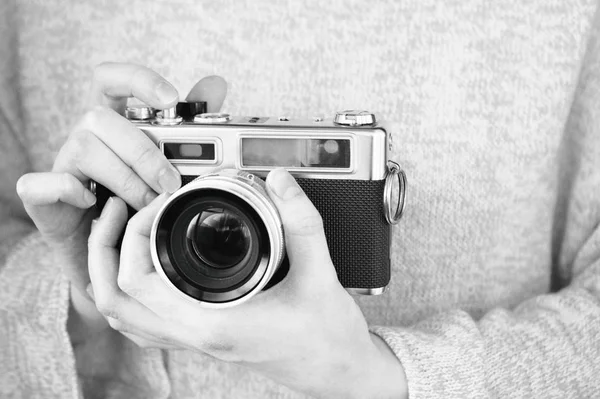 Girl Holding Camera Takes Picture Black White Slide Stilization — 스톡 사진