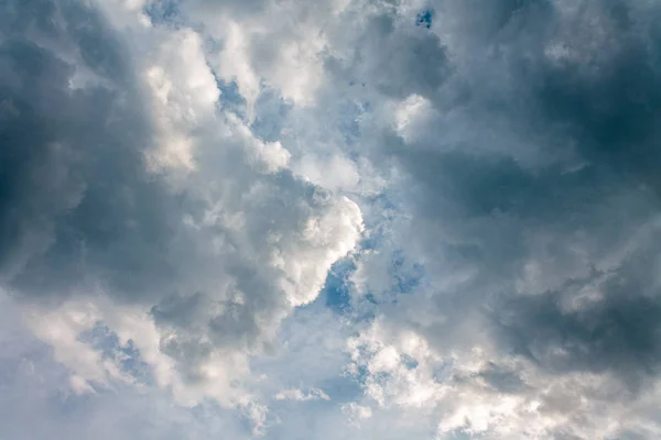 Лучи Солнца Сквозь Синее Бурное Небо — стоковое фото