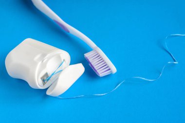Diş ipi ve diş fırçası, ağız temizliği malzemeleri, interdental alanları temizlemek için diş ipi seçimi ve diş eti iltihabı, diş eti iltihabı ve periodontit.