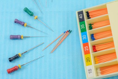 Kök kanal dolgusu için farklı boyutlarda gutta-percha pimleri, endodontik iğne ve ekipman yakın çekim, endodontik dolgu için malzeme