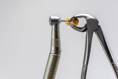 Diş kıskacı ve diş türbini ucu, diş geçmişi, diş sağlığı temasını tedavi etmeye veya kaldırmaya karar verir 