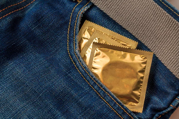 Pakowane Prezerwatywy Kieszeni Dżinsów Środki Antykoncepcyjne Zapobieganie Chorobom Wenerycznym Zapobieganie — Zdjęcie stockowe