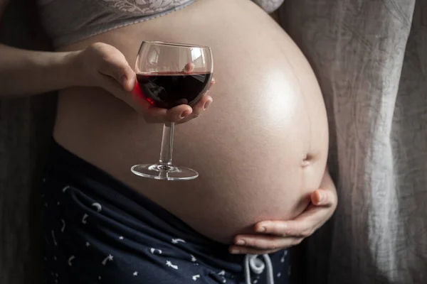Zwangere Vrouw Met Een Glas Wijn Achtergrond Van Zwangere Buik — Stockfoto