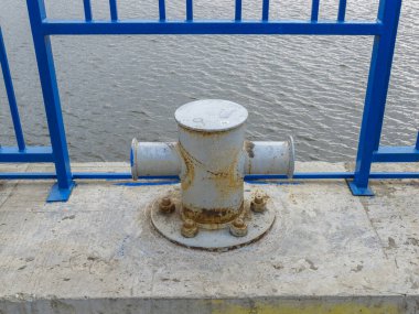 Limandaki nehir kıyısındaki rıhtıma demirlemek, park gemileri için ipleri tamir etmek.